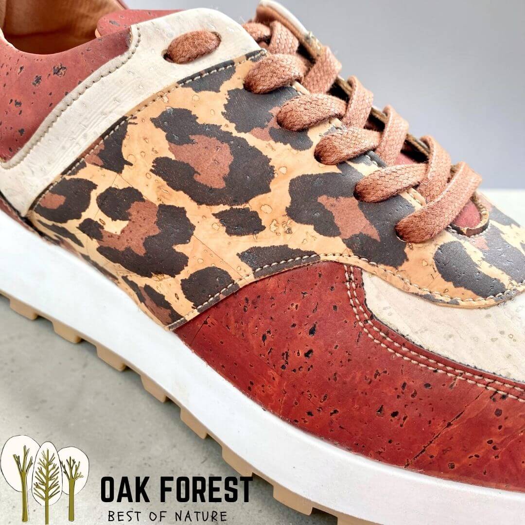 Gros plan sur Basket femme vegan Fauve en liège imprimé léopard,