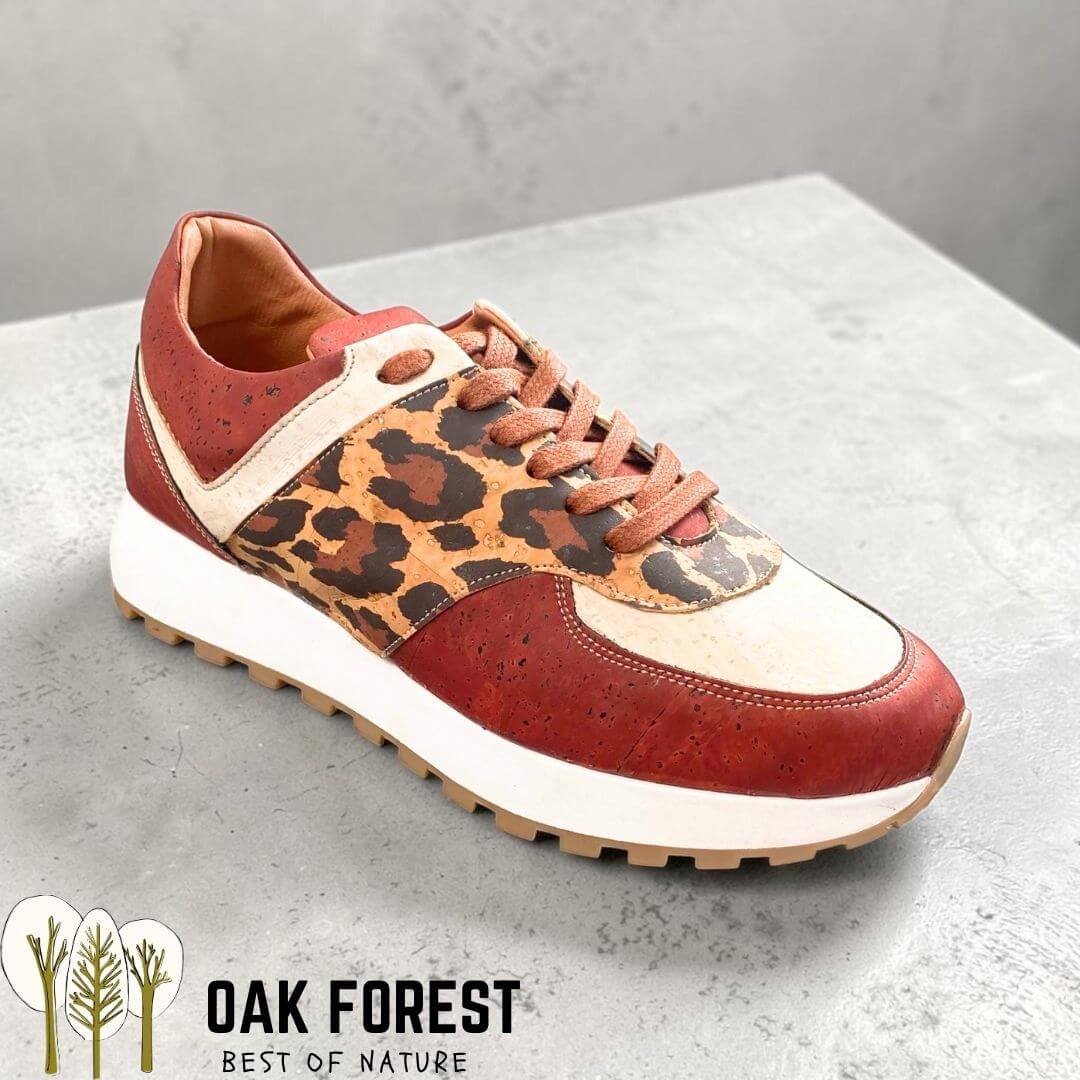 Basket Fauve en liège léopard, vue trois-quarts avec semelle chunky blanche