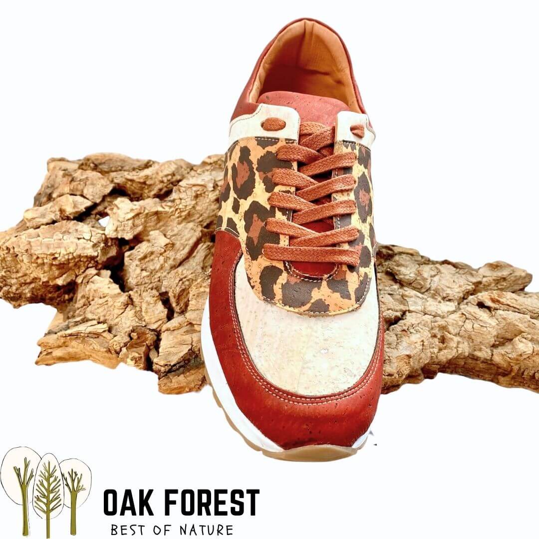 Basket Fauve en liège vue de face, motif léopard et lacets terracotta sur écorce