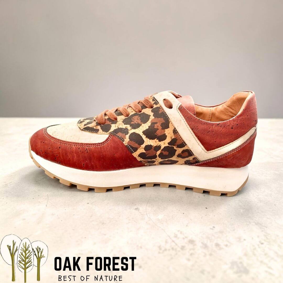 Basket Fauve en liège imprimé léopard, vue de profil avec semelle chunky et crampons