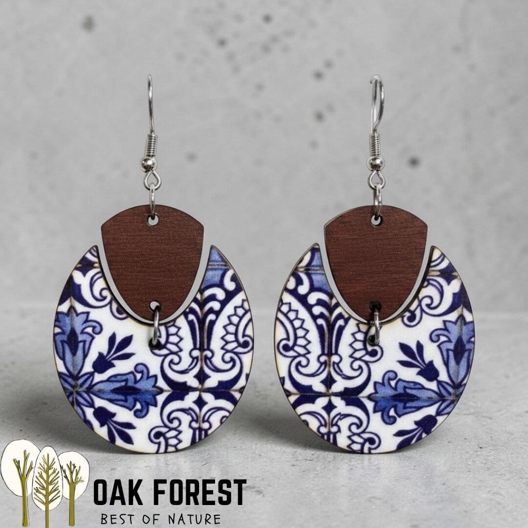 Boucles d'oreilles pendantes en liège motif azulejo bleu et blanc avec demi-cercle en bois foncé — modèle Azulejo