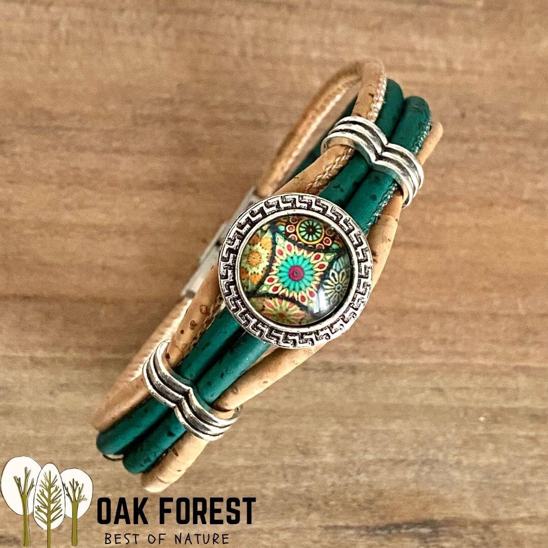 Bracelet Bohème en liège bicolore avec cabochon floral et fermoir magnétique argenté — vue détaillée