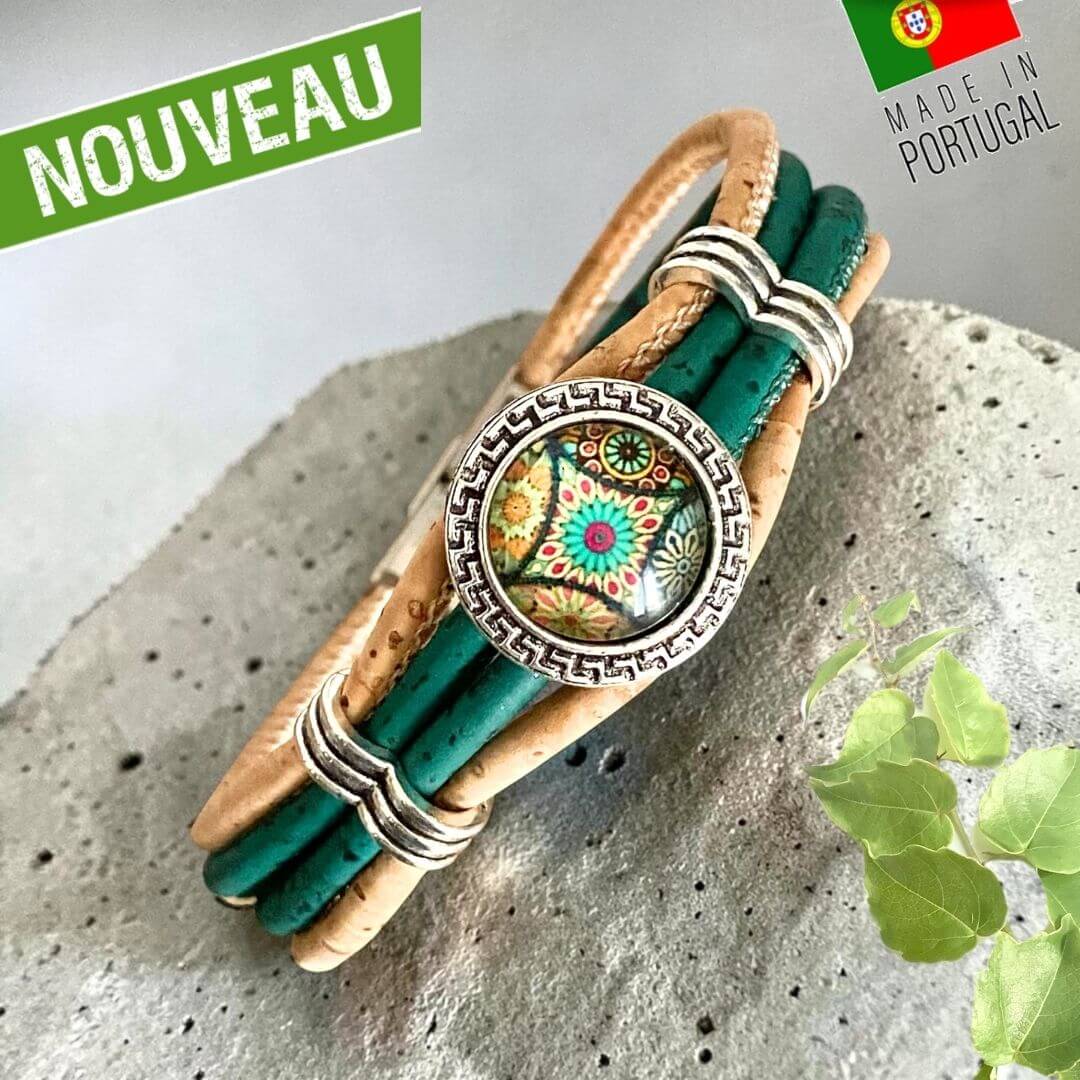 Bracelet en liège vert émeraude et naturel avec cabochon mandala coloré sous verre — modèle Bohème sur béton