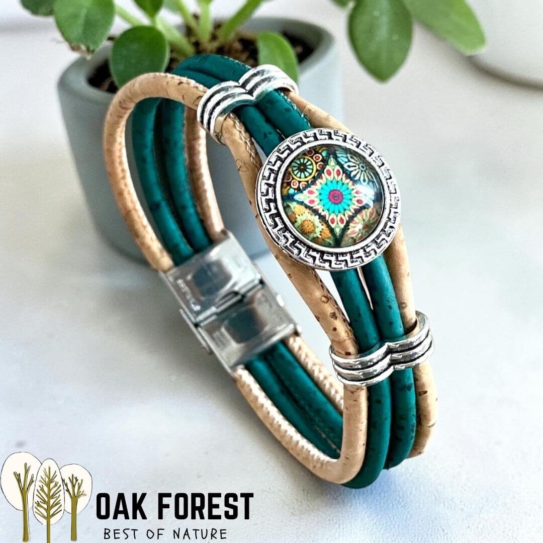 Bracelet en liège vert émeraude et naturel avec cabochon mandala coloré sous résine - bohème