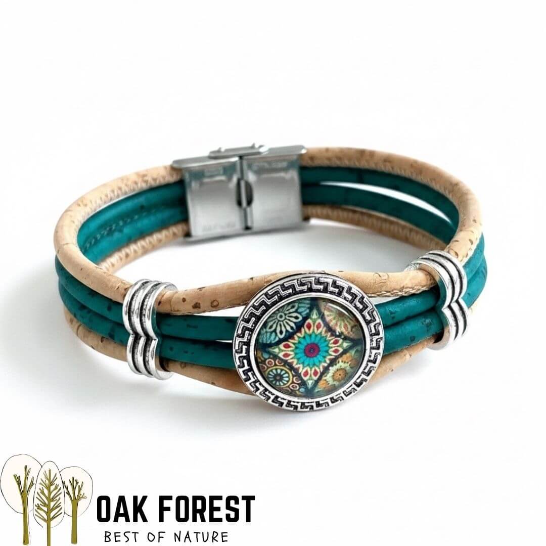 Bracelet Bohème en liège bicolore avec cabochon floral et fermoir magnétique argenté — vue détaillée