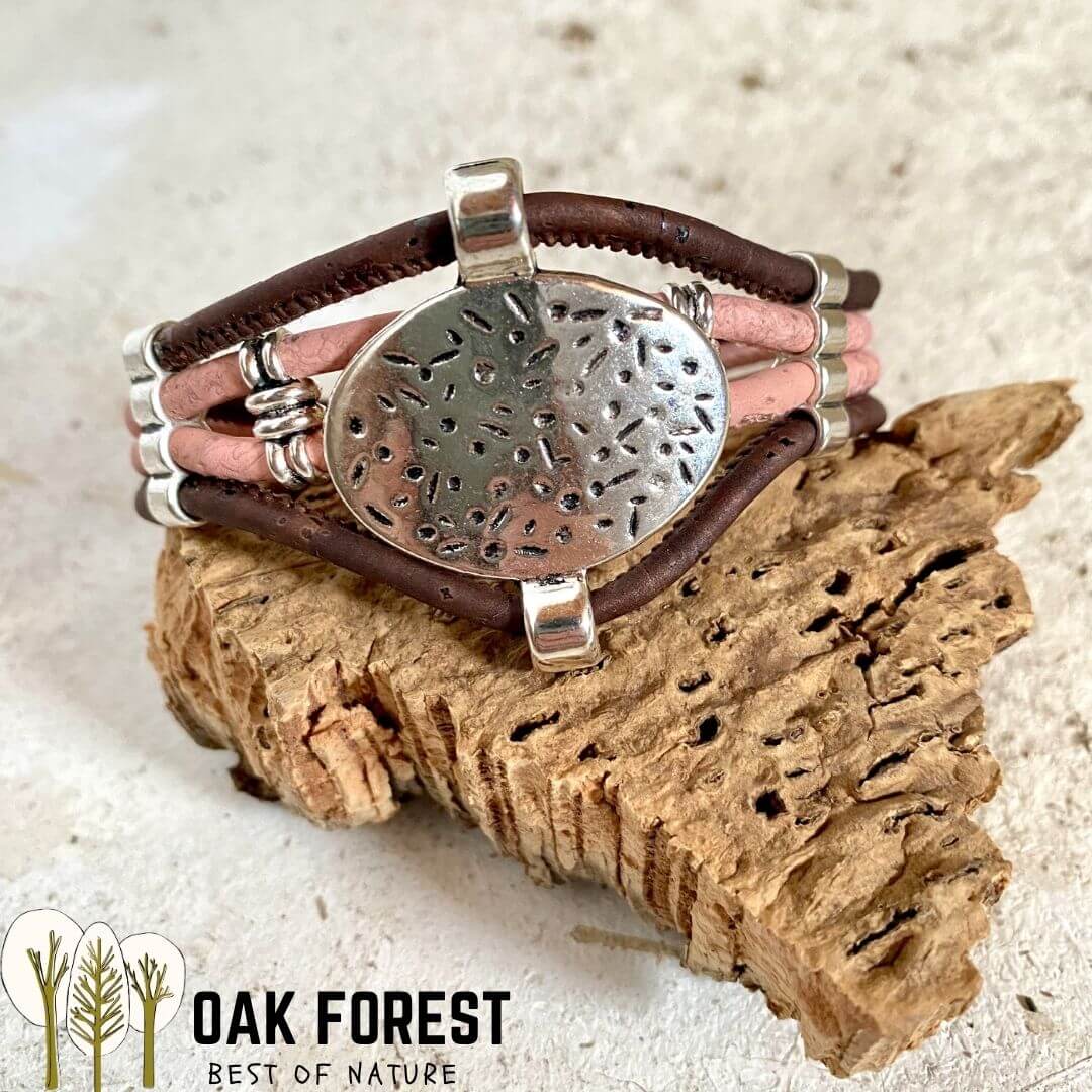 Bracelet en liège rose et marron avec médaillon martelé argenté et fermoir en acier sur souche d'arbre — modèle Mandala