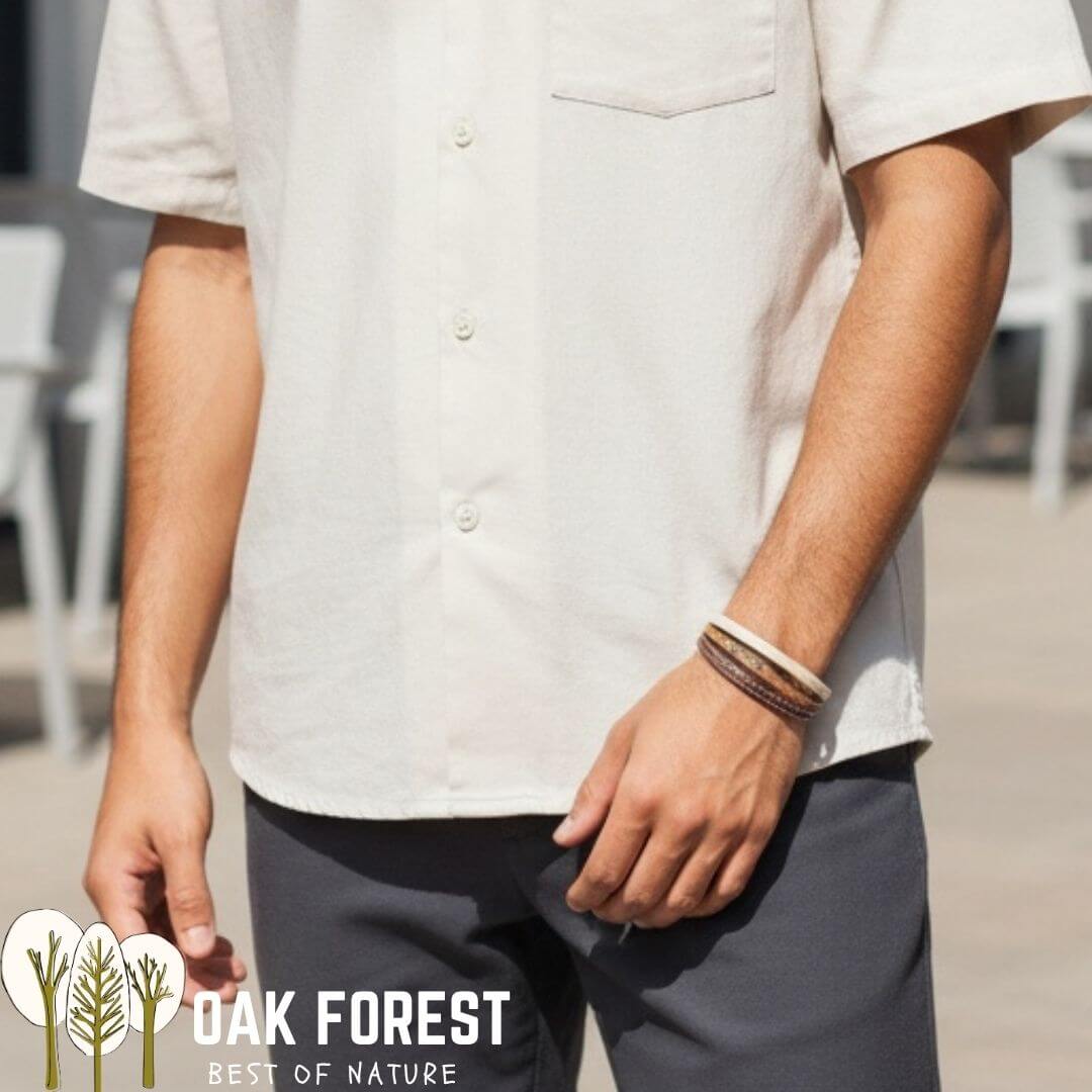 bracelet homme vegan en liège blanc, marron camel porté sur poignet d'un homme