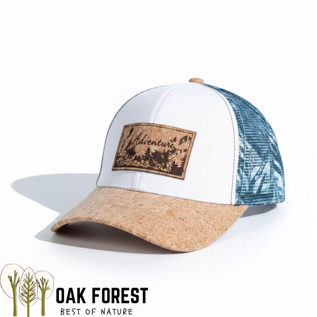 Casquette trucker blanche avec visière en liège et patch Adventure gravé — vue de trois quarts
