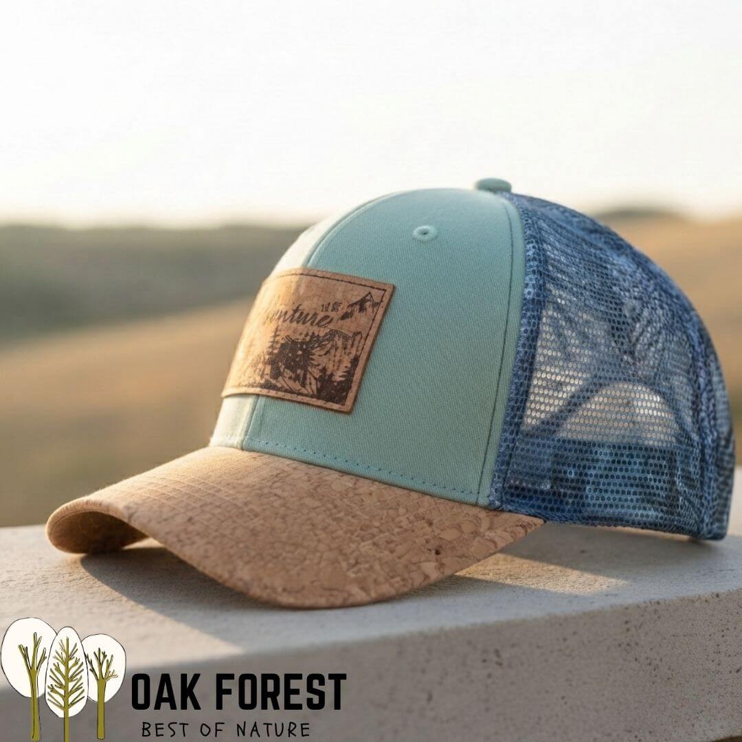 Casquette trucker verte avec visière en liège et patch Adventure gravé — vue sur la plage