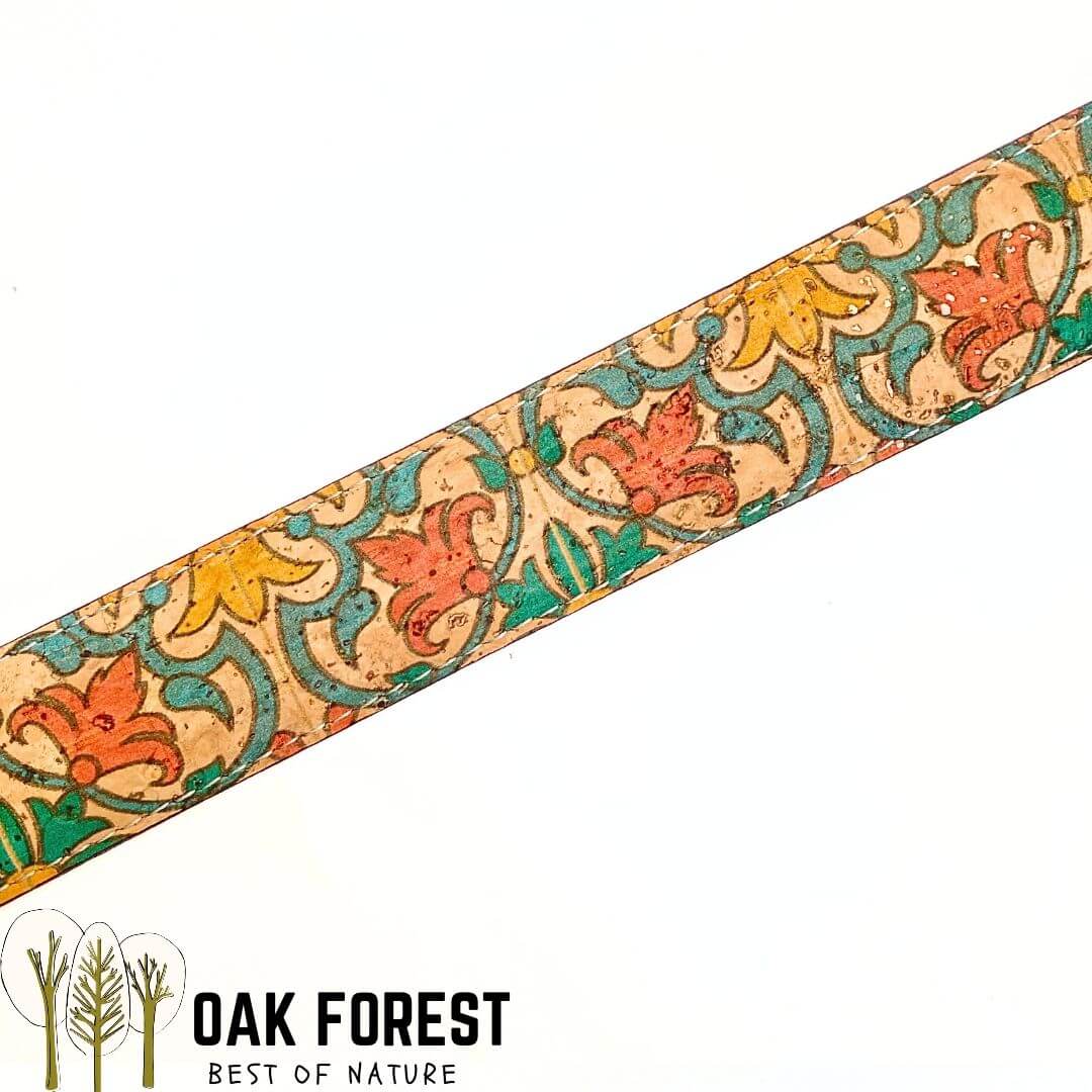 Détail des motifs azulejos corail, jaune et turquoise sur le grain du liège