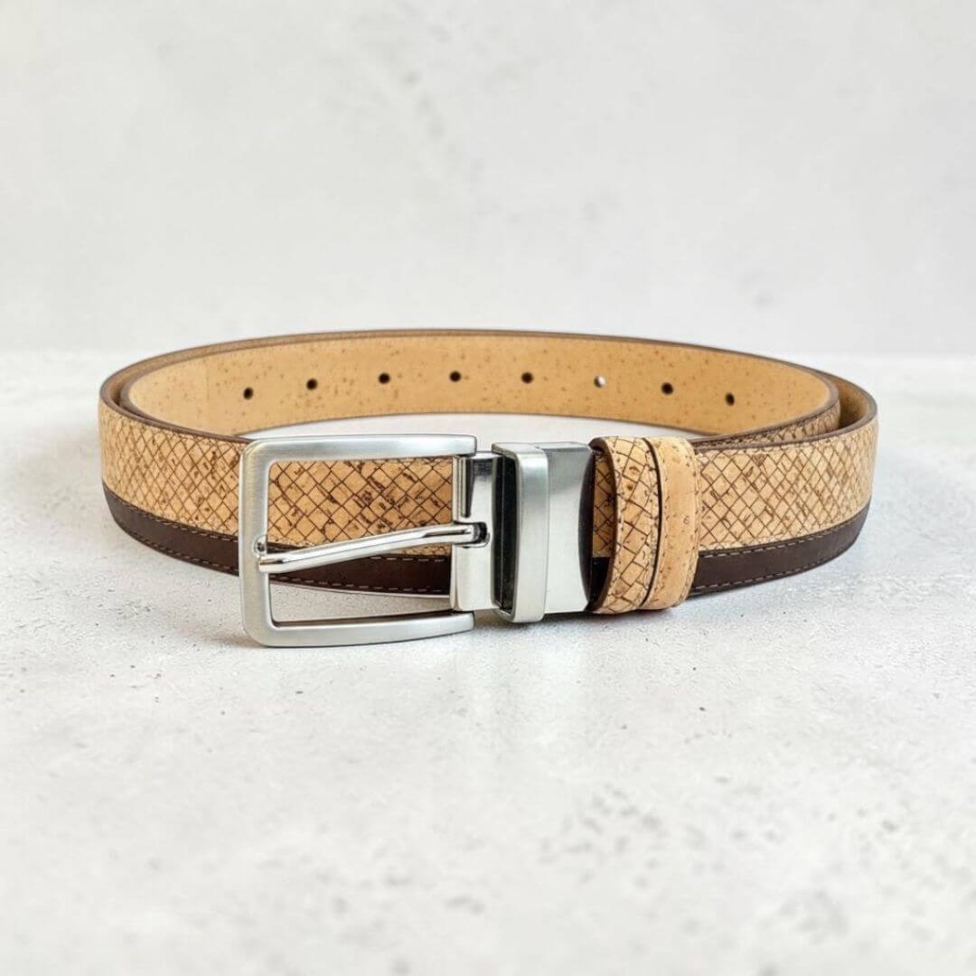 Ceinture homme réversible en liège quadrillé et marron posée sur fond béton