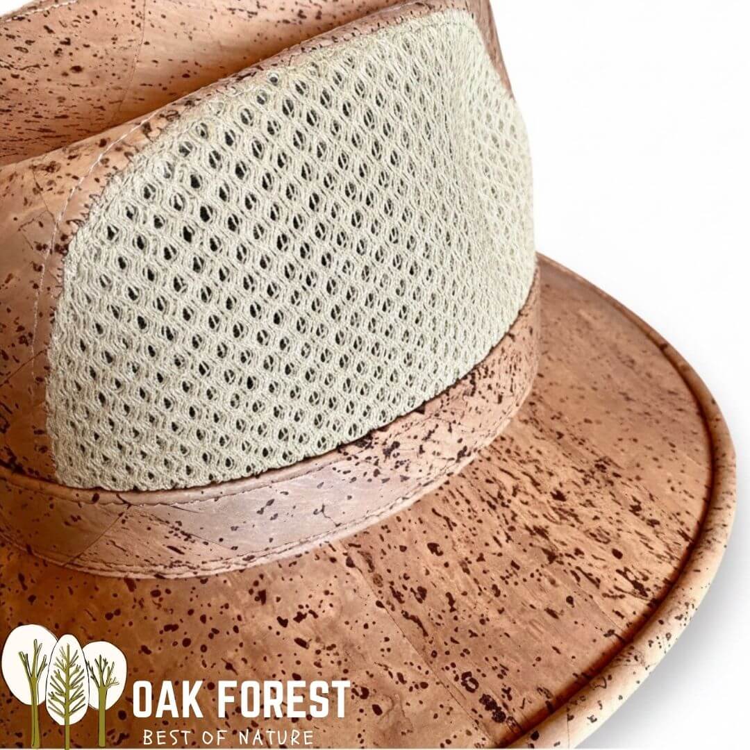 Chapeau fedora gros plan en liège naturel avec panneaux mesh ventilés sur le côté — modèle Algarve, vue de profil