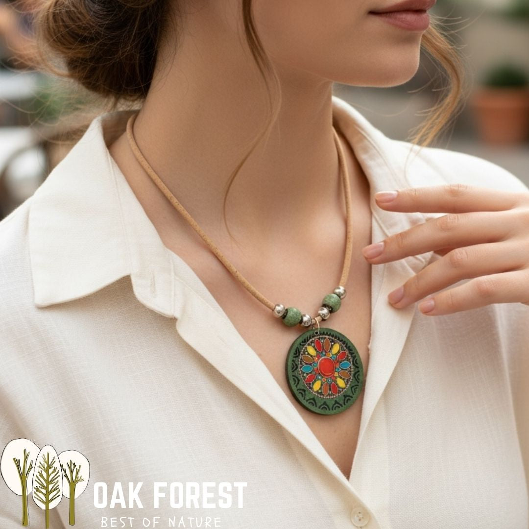 collier femme vegan en liège et bois avec pendentif vert et multicolore