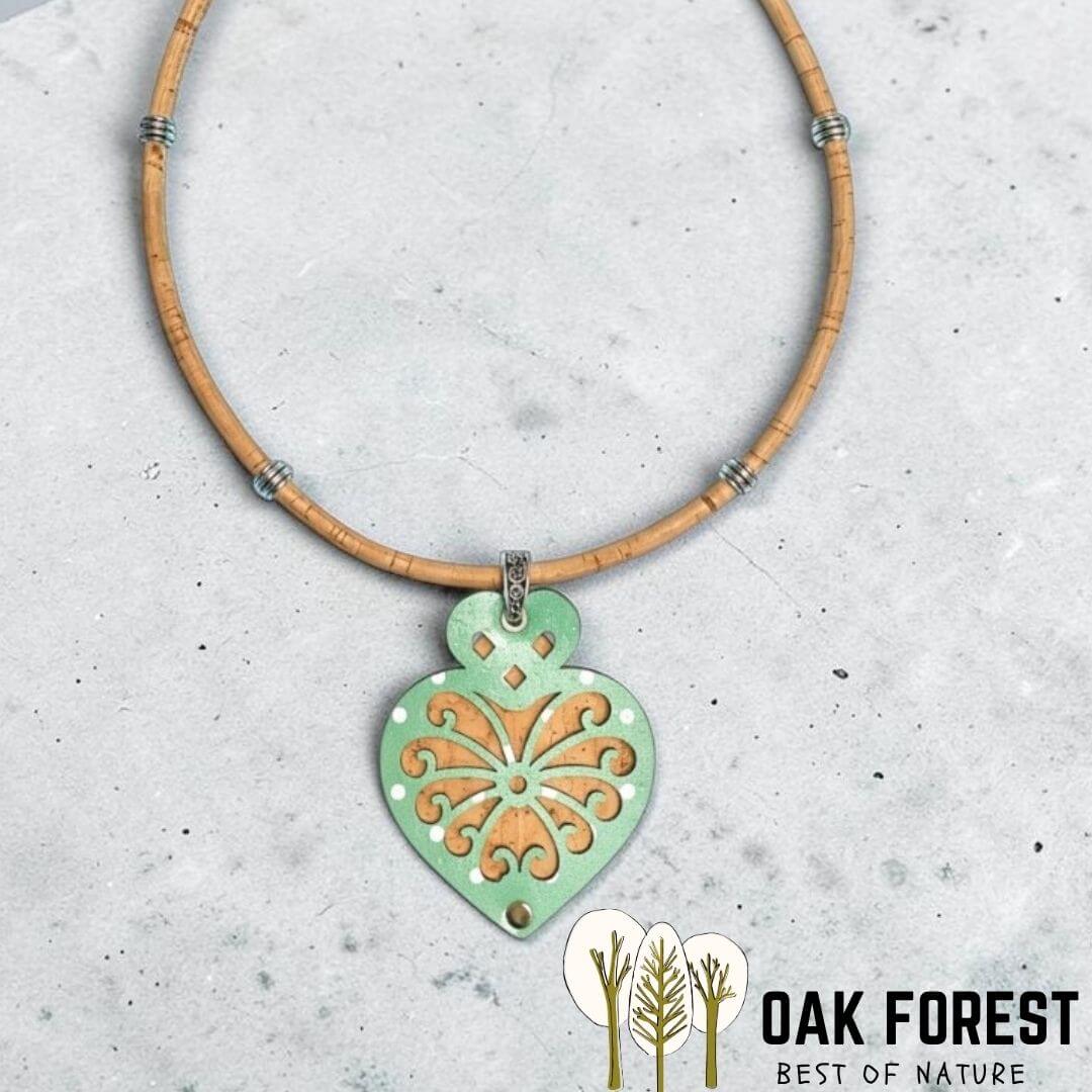 Collier Joli Coeur en liège naturel, vue complète avec pendentif coeur ajouré sur fond béton