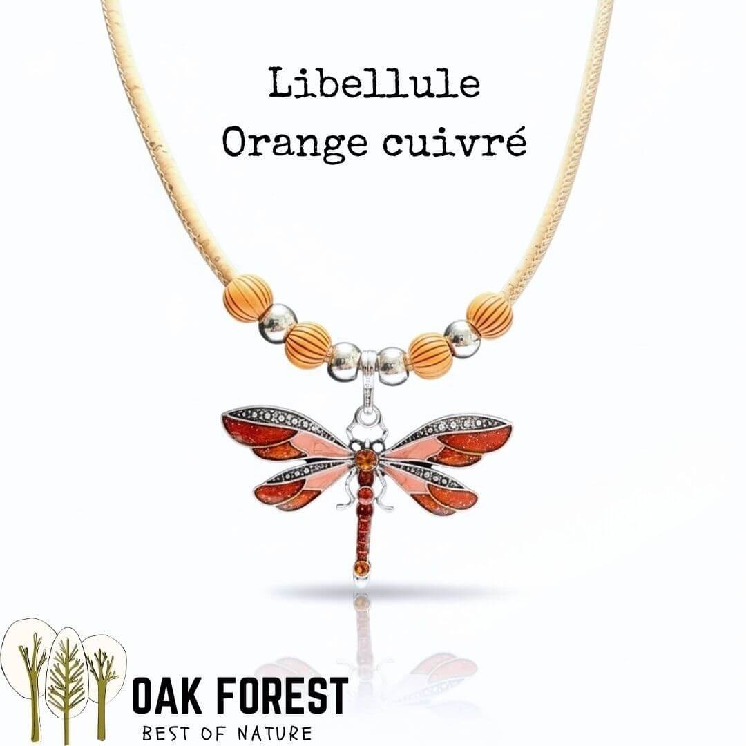 Détail du pendentif libellule émaillé en zamak argenté, ailes colorées effet vitrail rouge