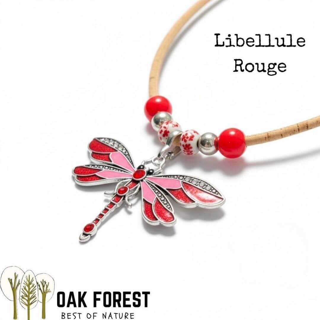 Détail du pendentif libellule émaillé en zamak argenté, ailes colorées effet vitrail rouge collier femme vegan