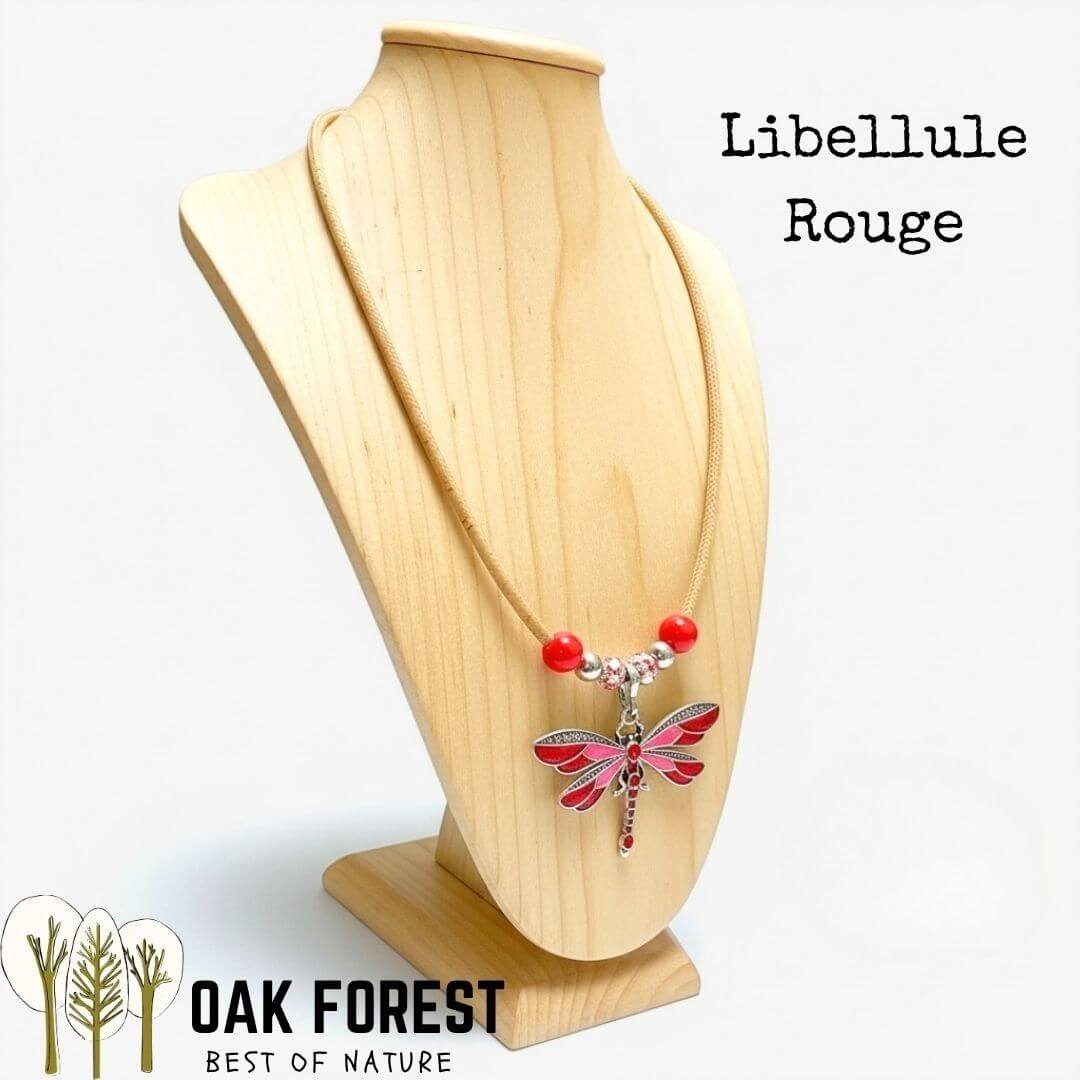 Collier en liège Libellule Color rouge sur buste, pendentif libellule émaillé rouge sur cordon liège