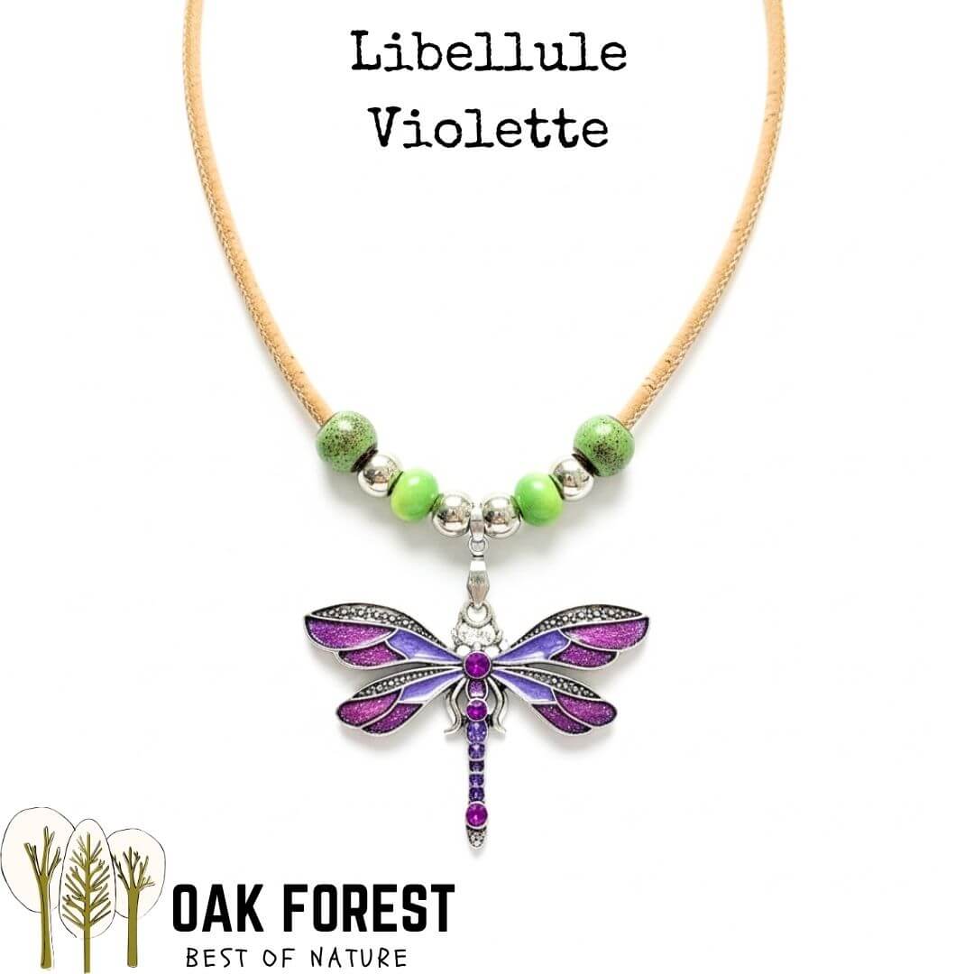 Détail du pendentif libellule émaillé en zamak argenté, ailes colorées effet vitrail violet collier vegan