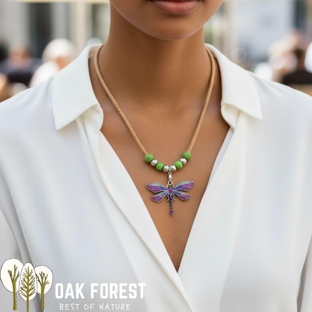 Collier en liège Libellule Color porté sur décolleté, pendentif libellule et perles de résine violet et vert