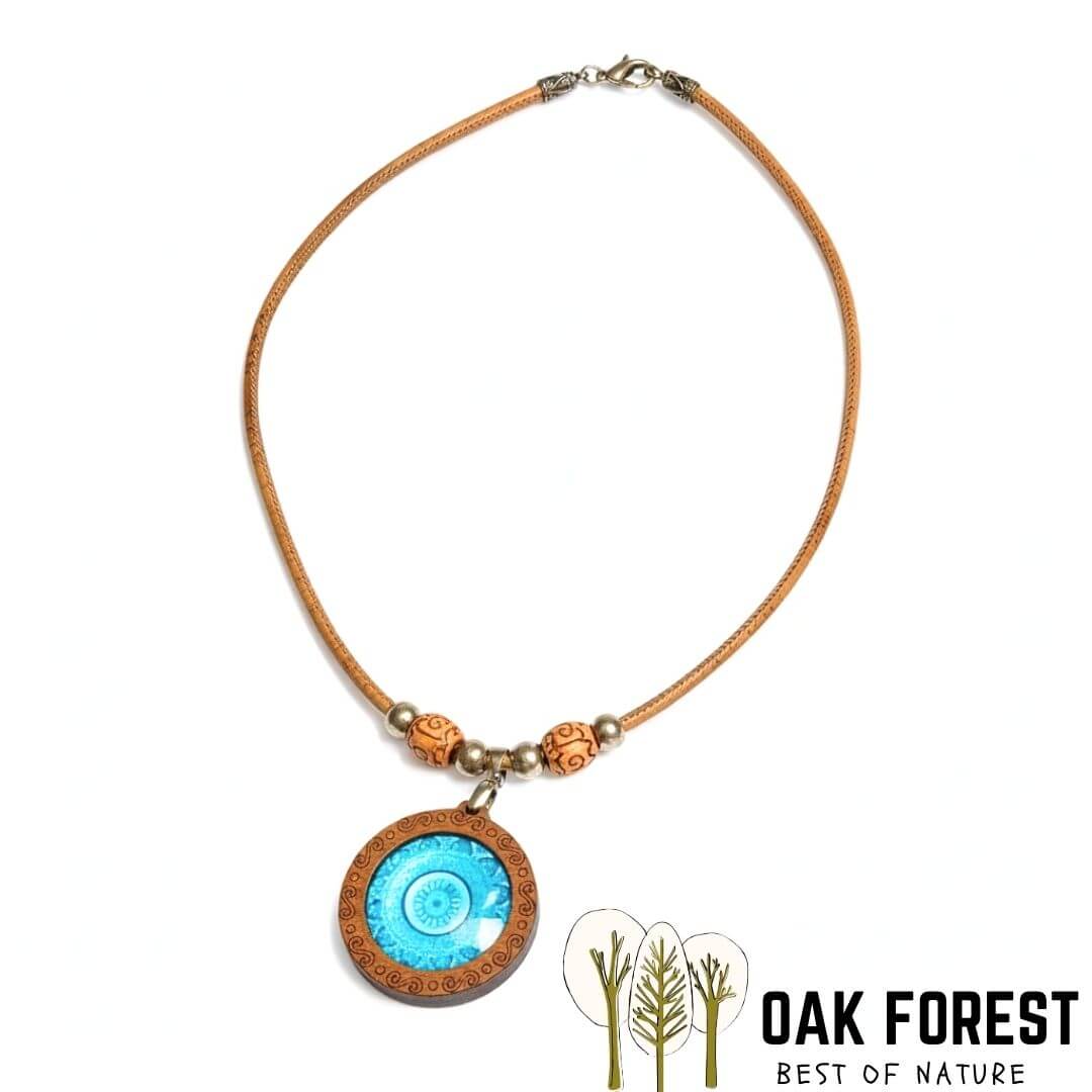 Collier femme Spirit, cordon en liège 50 cm avec perles sculptées et pendentif en bois mandala bleu océan