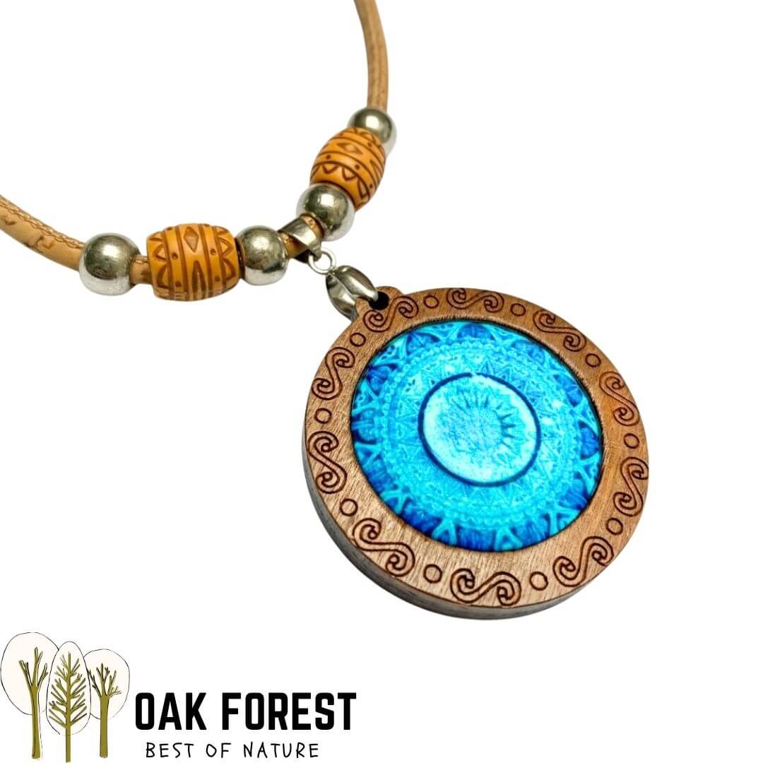 Détail du pendentif Spirit en bois gravé avec cabochon résine mandala bleu océan