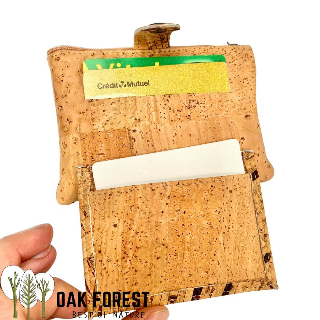 porte monnaie dépliant vegan - porte monnaie femme vegan - porte monnaie homme vegan - porte monnaie compact - portefeuille compact vegan - portefeuille kaki liege - portefeuille liège vegan - portefeuille homme vegan bleu - portefeuille pas cher vegan - portefeuille de poche vegan - petit portefeuille pratique - portefeuille artisanal en liège - portefeuille idée cadeau - fête des mères - fêtes des pères