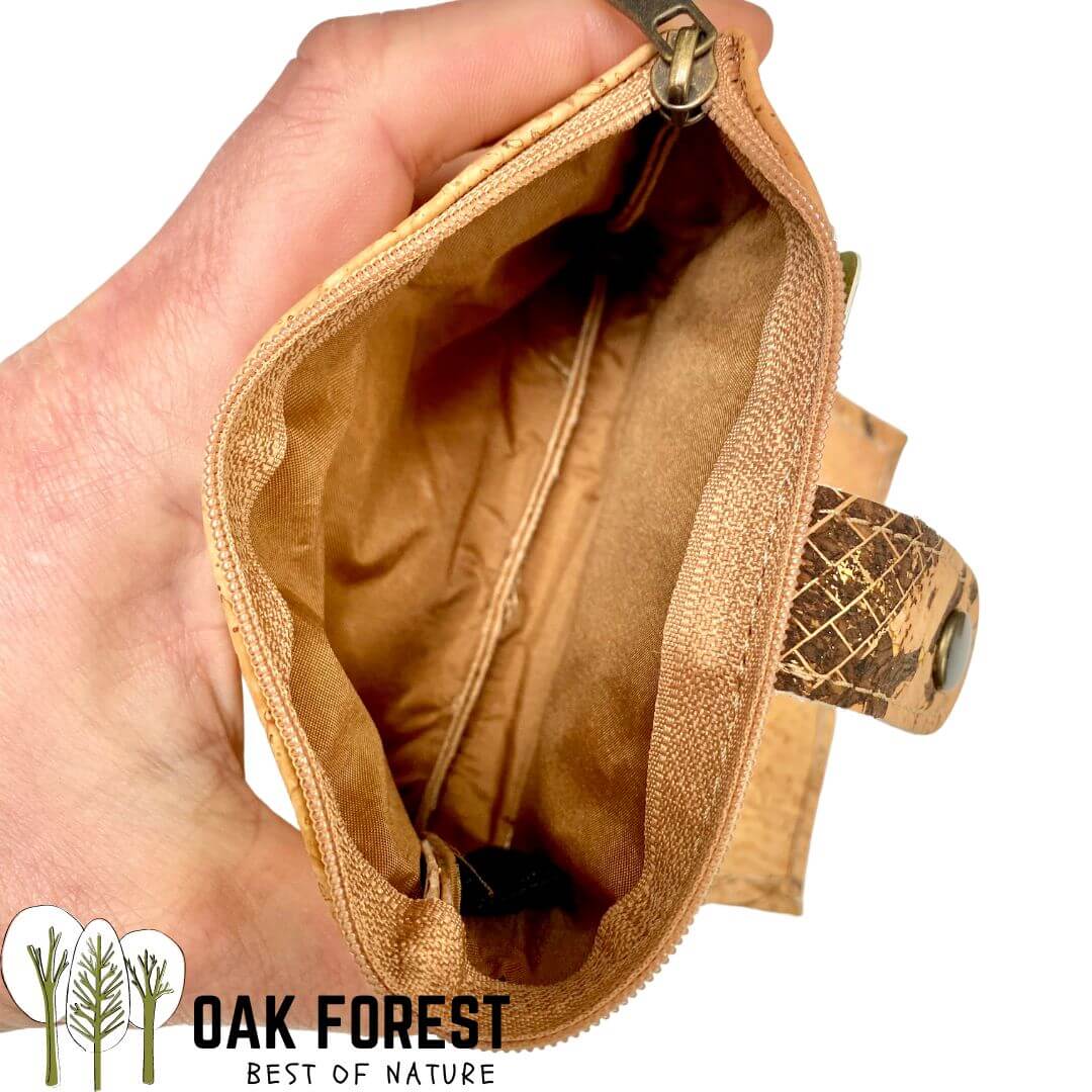 porte monnaie dépliant vegan - porte monnaie femme vegan - porte monnaie homme vegan - porte monnaie compact - portefeuille compact vegan - portefeuille kaki liege - portefeuille liège vegan - portefeuille homme vegan bleu - portefeuille pas cher vegan - portefeuille de poche vegan - petit portefeuille pratique - portefeuille artisanal en liège - portefeuille idée cadeau - fête des mères - fêtes des pères