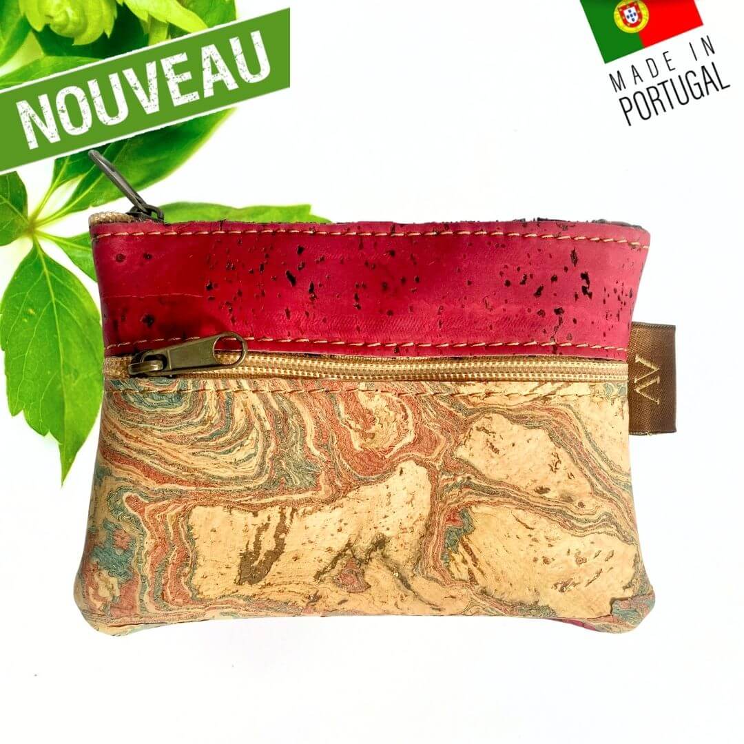 Porte-monnaie Terra Rosa en liège rouge framboise et liège marbré aux volutes roses et turquoise vue de face deux poches zippées