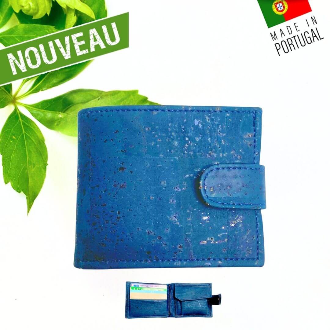 Portefeuille Dark Blue en liège bleu marine fermé, vue de face avec patte à pression