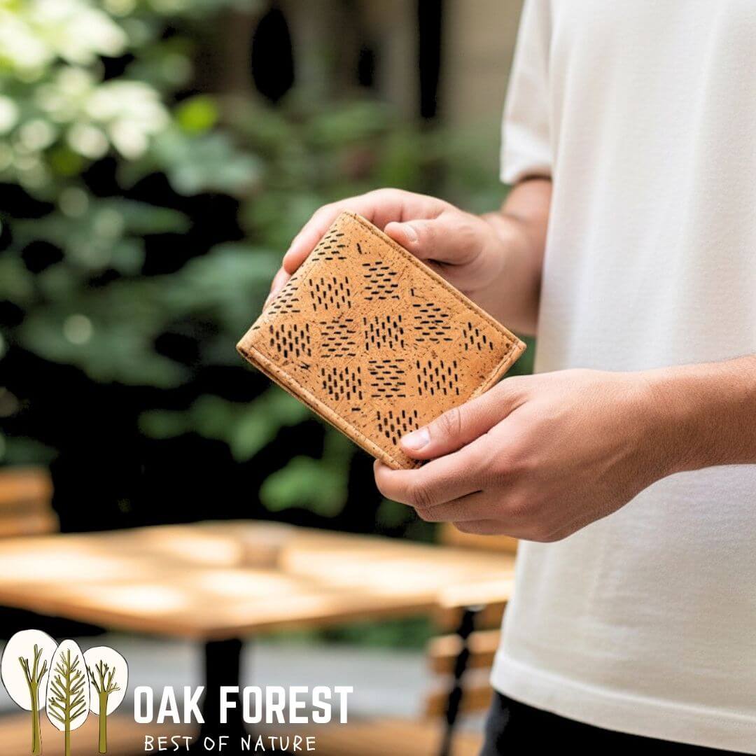 Portefeuille homme en liège naturel Persia avec motif perforé géométrique, porté en main