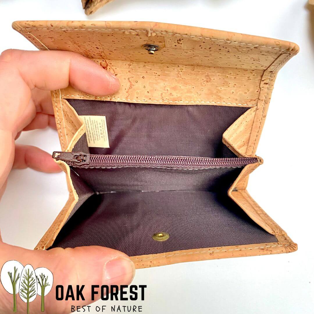 Portefeuille liège - portefeuille liege - portemonnaie liège - portemonnaie liege - porte-monnaie liège - porte-monnaie liege - portefeuille en liège - portefeuille en liege - porte-monnaie en liège - porte-monnaie en liege - portefeuille Vegan - Portefeuille doré - Portefeuille femme - portefeuille naturel - Portefeuille pas cher - portefeuille léger - portefeuille pratique - portefeuille compact - portefeuille dépliant - portemonnaie femme - porte-monnaie femme - portefeuille compacte femme