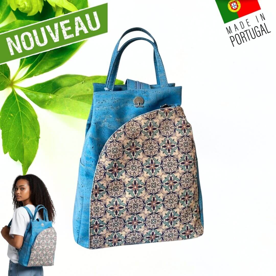 Sac à dos en liège bleu avec panneau motif azulejo portugais et poignée supérieure — modèle Lisboa avec femme le portant