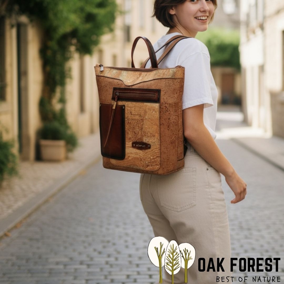 femme_dans_la_rue_avec_sac_a_dos_en_liege