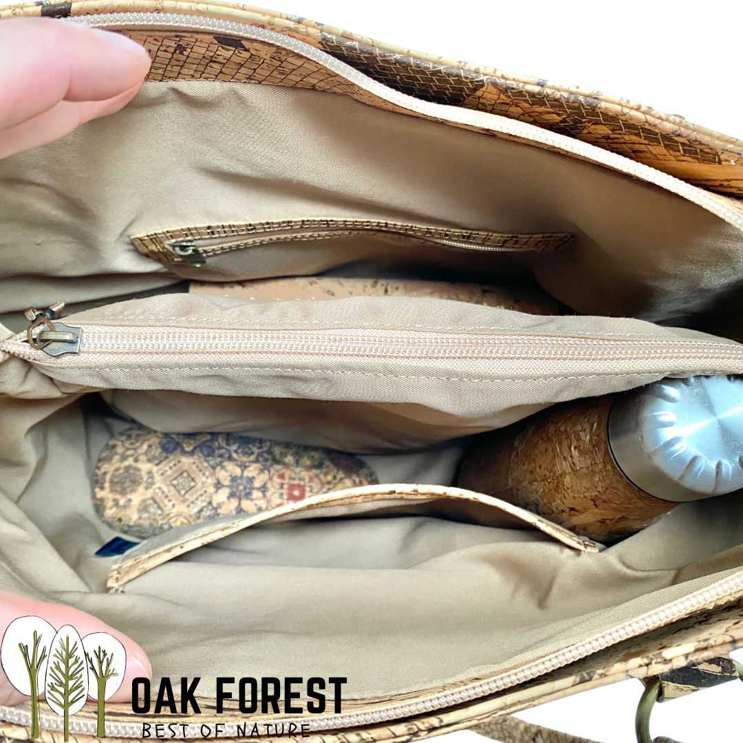 sac en liège portugal - mode durable - sac à main liege design - sac léger - sac matériau renouvelable - alternative cuir vegan - liège durable - liege écologique - sac femme écologique - sac femme naturel - sac en liège - sac en bois écologique - sac durable femme moderne - sac porté épaule