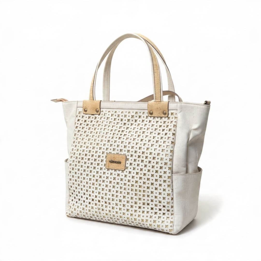 Sac à main en liège blanc ajouré Renda vu de trois-quarts avec poche latérale