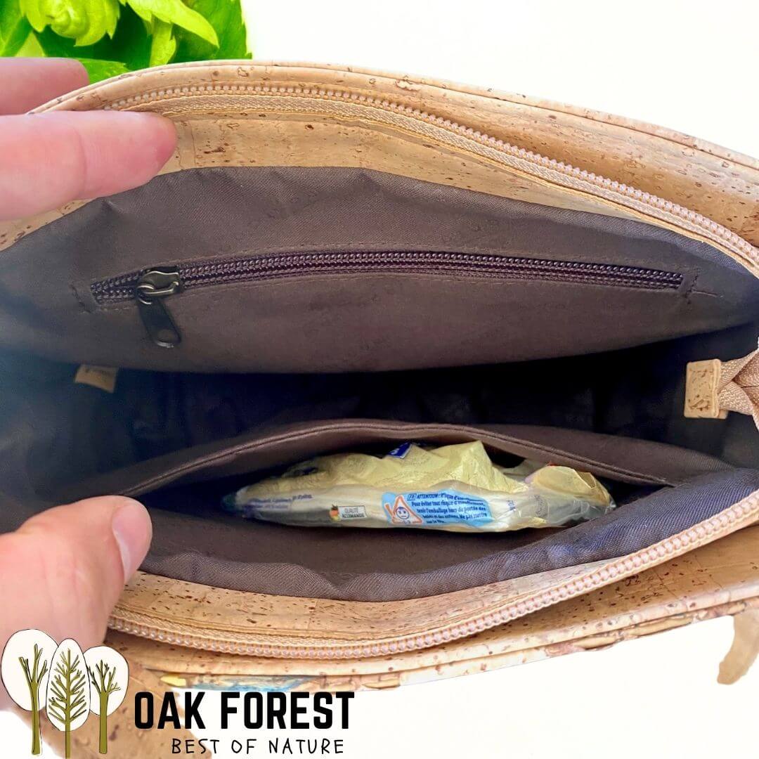 sac en liège - sac bandoulière en liège - sac femme - sac a main femme - sac vegan - sac végétal sac végétarien - sac cuir végétal - sac Portugal sac pas cher - sac tendance - sac en liège France - sac vegan femme - sac léger et pratique - sac naturel - sac artisanal - manga - sac manga - sac camel - petit sac pratique - sac fille - idée cadeau vegan