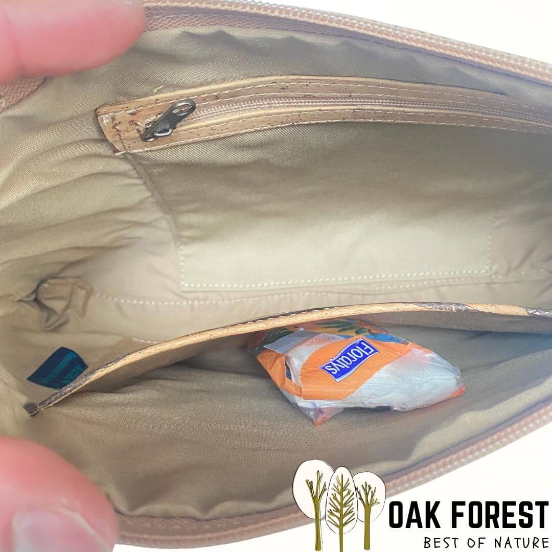 sac bandouliere vegan - sac bleu vegan -sac en liege - sac liege - sac liège - sac en liège portugal - petit sac bandouliere femme vegan - sac cuir végétal - sac cuir vegan - petit sac femme été - sac léger jeune fille - sac bleu fillette - sac à main fillette - sac rouge vegan - sac artisanal portugal - sac fait main France