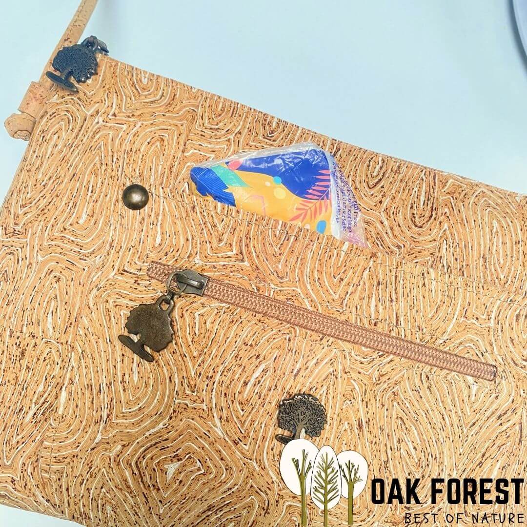 sac bandouliere vegan - sac bleu vegan -sac en liege - sac liege - sac liège - sac en liège portugal - petit sac bandouliere femme vegan - sac cuir végétal - sac cuir vegan - petit sac femme été - sac léger jeune fille - sac bleu fillette - sac à main fillette - sac rouge vegan - sac artisanal portugal - sac fait main France