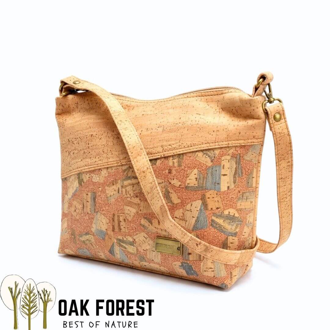 Sac bandoulière Terrazzo vue de profil montrant le motif mosaïque d'éclats de liège multicolores