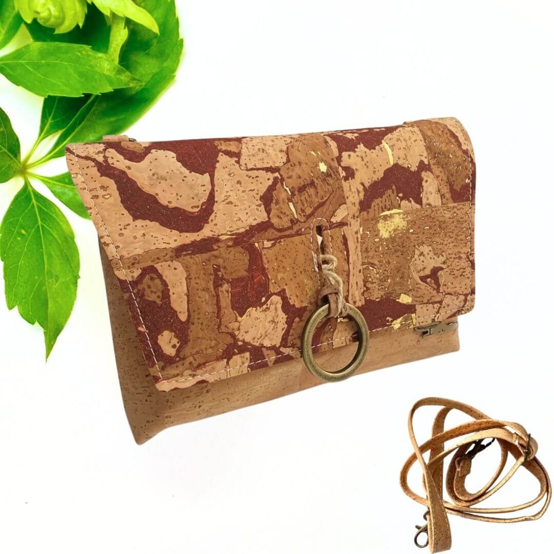 Sac bandoulière Argola en liège avec rabat patchwork terracotta et éclats dorés