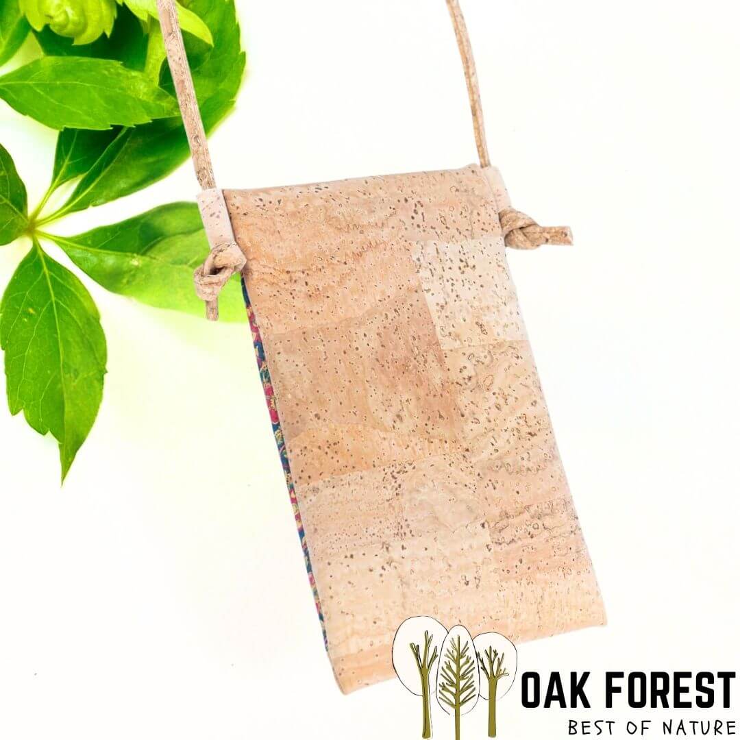 pochette vegan en liege - sac bandouliere liege - sac femme vegan - sac bandoulière en liège - sac liege portugal - pochette légère en liege - pochette cuir végétal - sac bandouliere femme vegan - petit sac léger - petit sac végétal - cuir vegan - pochette en liège - sac en liege léger - pochette fillette été - pochettes colorées été fille - sac femme vegan - sac caramel