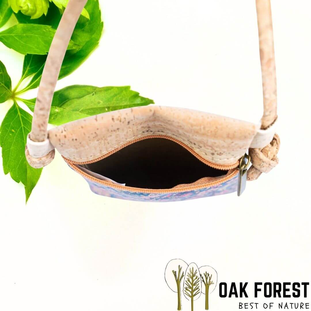 pochette vegan en liege - sac bandouliere liege - sac femme vegan - sac bandoulière en liège - sac liege portugal - pochette légère en liege - pochette cuir végétal - sac bandouliere femme vegan - petit sac léger - petit sac végétal - cuir vegan - pochette en liège - sac en liege léger - pochette fillette été - pochettes colorées été fille - sac femme vegan - sac caramel