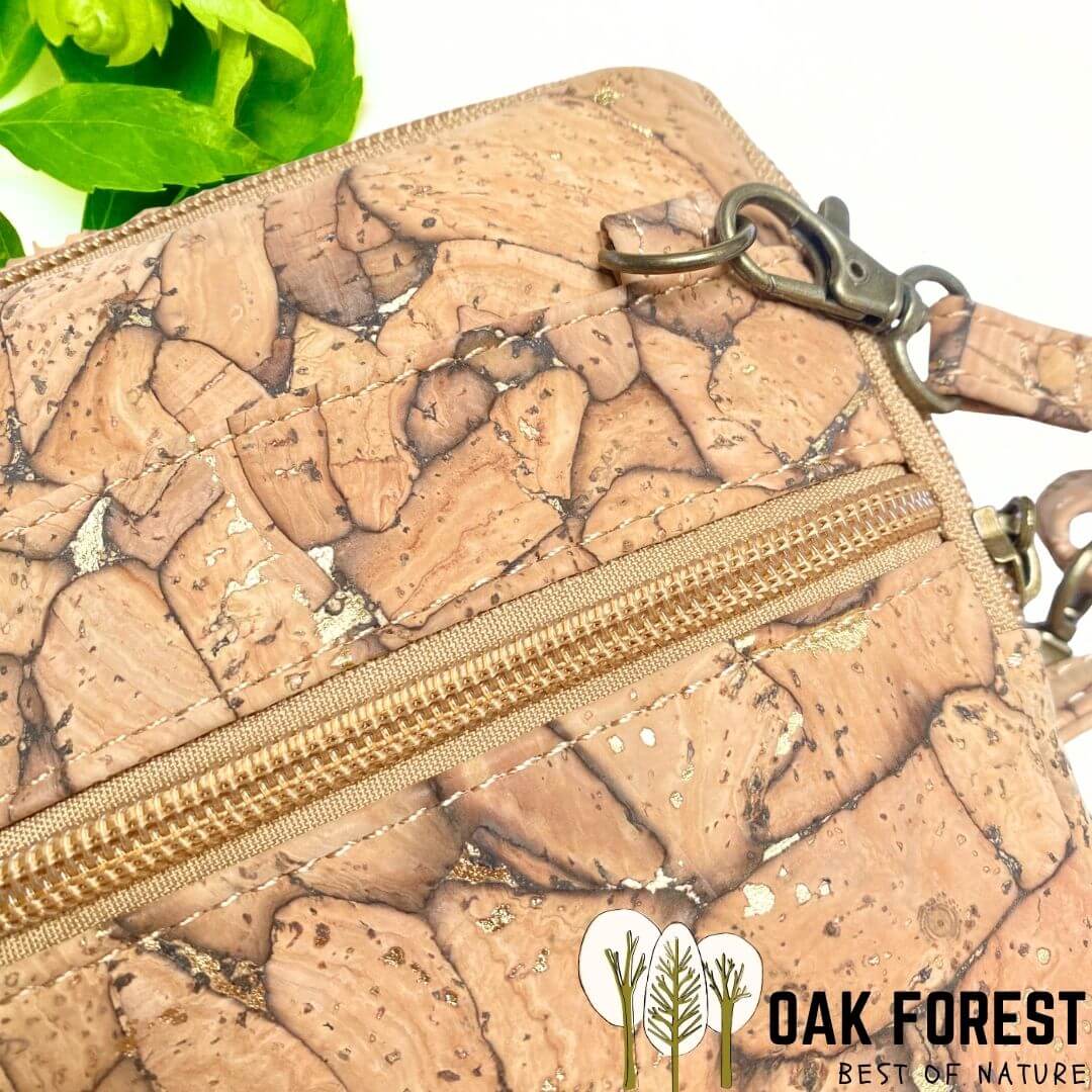 pochette vegan en liege - sac bandouliere liege - sac femme vegan - sac bandoulière en liège - sac liege portugal - pochette légère en liege - pochette cuir végétal - sac bandouliere femme vegan - petit sac léger - petit sac végétal - cuir vegan - pochette en liège