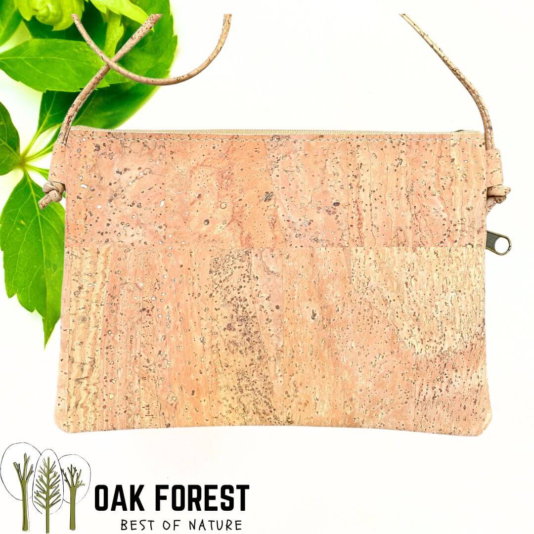 pochette vegan en liege - sac bandouliere liege - sac femme vegan - sac bandoulière en liège - sac liege portugal - pochette légère en liege - pochette cuir végétal - sac bandouliere femme vegan - petit sac léger - petit sac végétal - cuir vegan - pochette en liège - sac en liege léger - pochette fillette été - pochettes colorées été fille - sac femme vegan - sac caramel - sac camel vegan