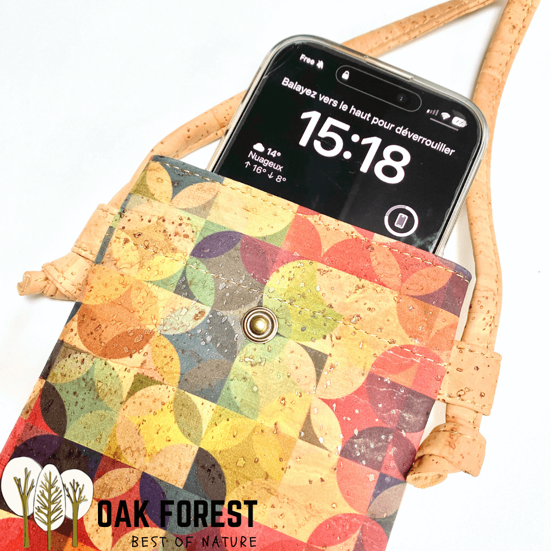 pochette vegan en liege - sac bandouliere liege - sac femme vegan - sac bandoulière en liège - sac liege portugal - pochette légère en liege - pochette cuir végétal - sac bandouliere femme vegan - petit sac léger - petit sac végétal - cuir vegan - pochette en liège - sac en liege léger - pochette fillette été - pochettes colorées été fille - sac femme vegan - sac caramel - sac camel vegan - sac montado - pochette montado