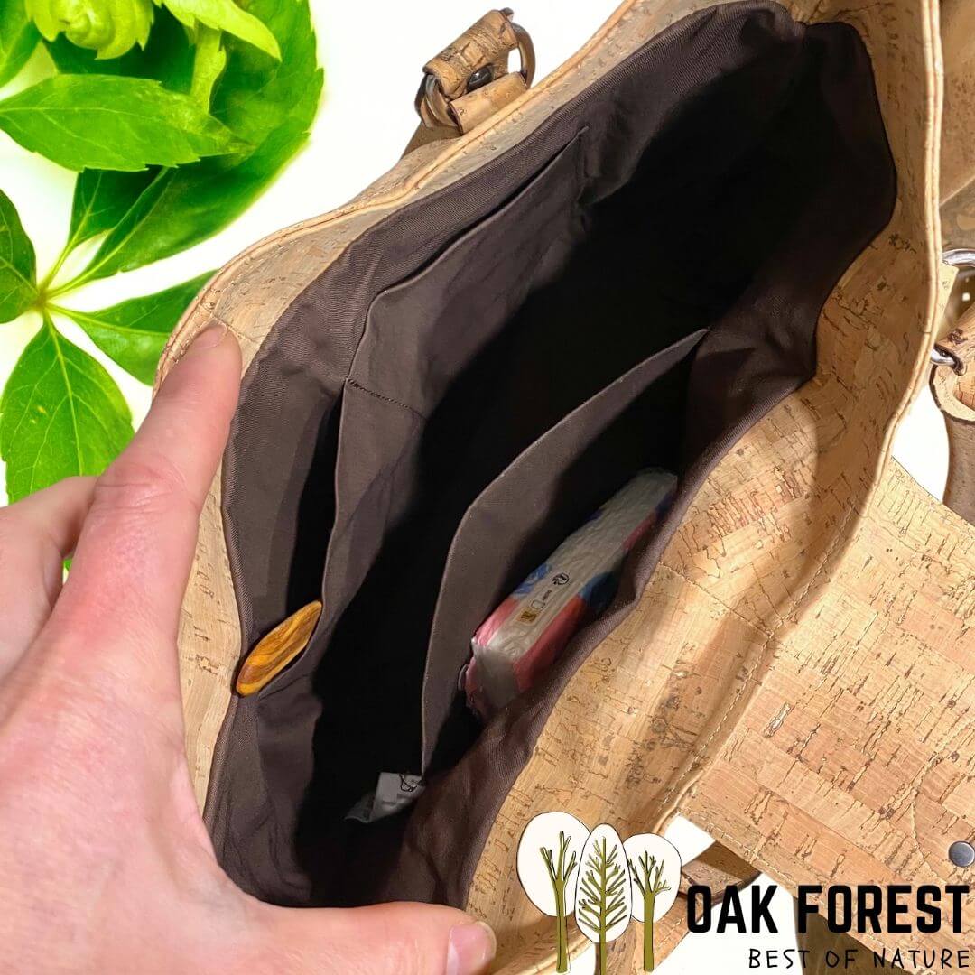 sac liege portugal - sac à main femme vegan - sac liège vegan made in france - sac made in France - sac artisanal haut de gamme - joli sac liège femme - idée cadeaux femme - sac en liege végétal - sac cuir végétal - sac liege portugal - sac femme vegan léger - sac léger femme - sac chic en liège - sac habillé en liège - sac liege original