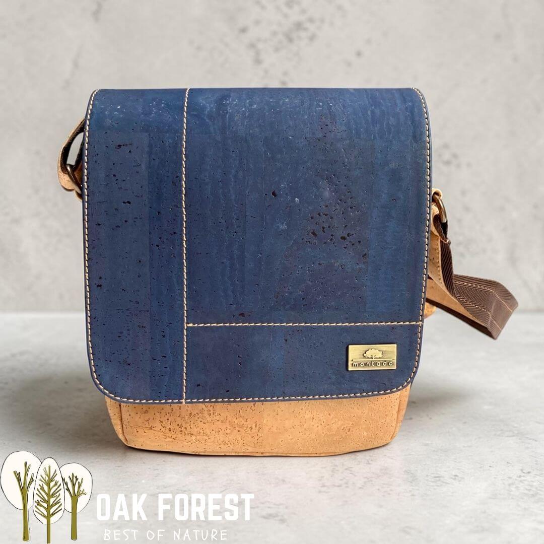 Sacoche homme Navigator en liège bleu jean et naturel, vue de face avec rabat aimanté et surpiqûres blanches