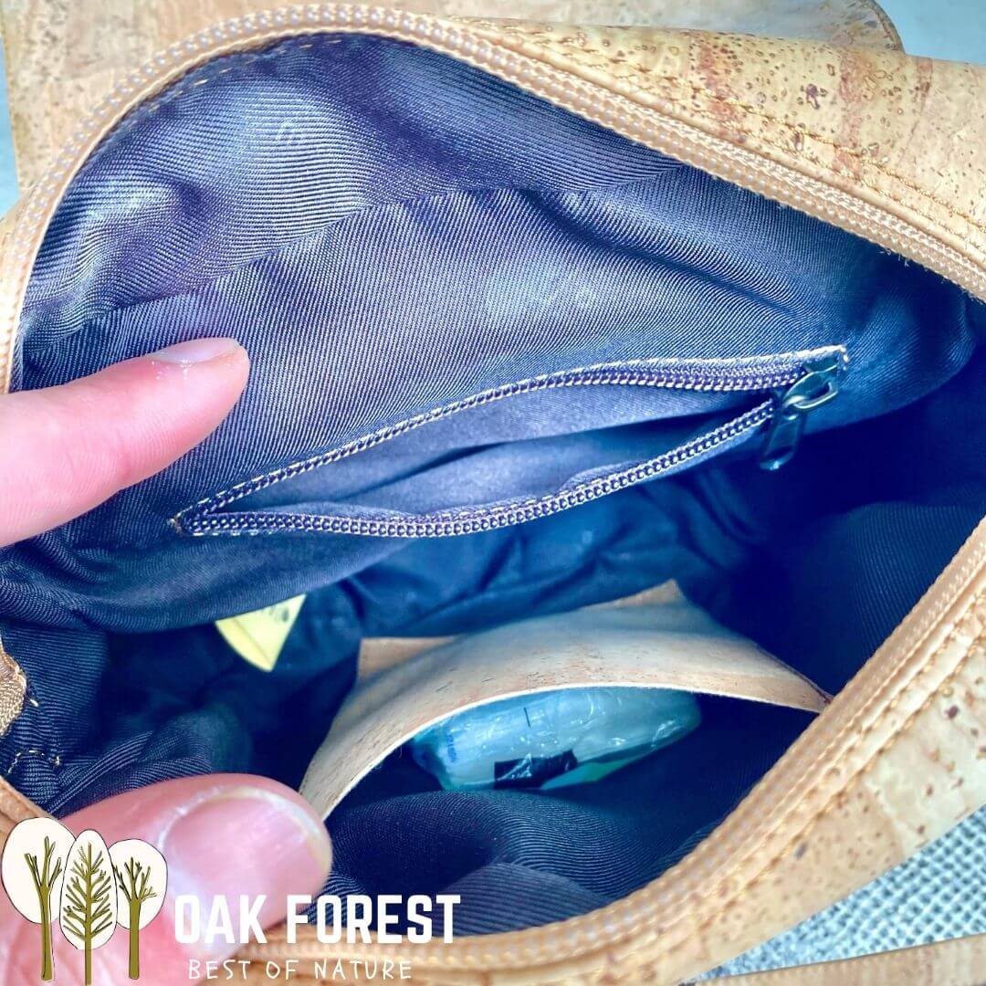 Intérieur de la sacoche Navigator, doublure textile bleu marine avec poche zippée et poche kangourou