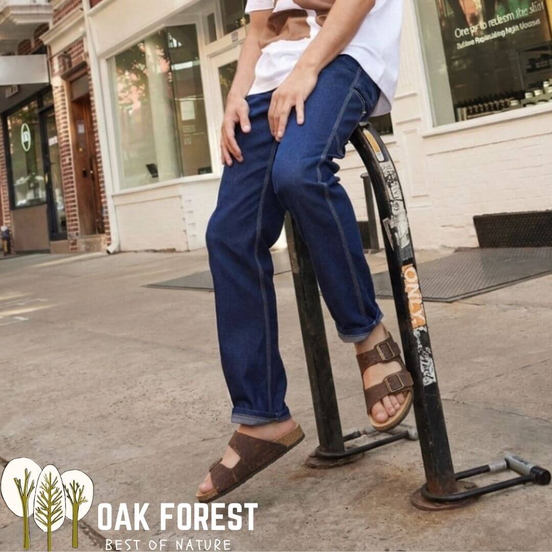 sandales birkenstock homme marron en liège vegan portées dans une rue