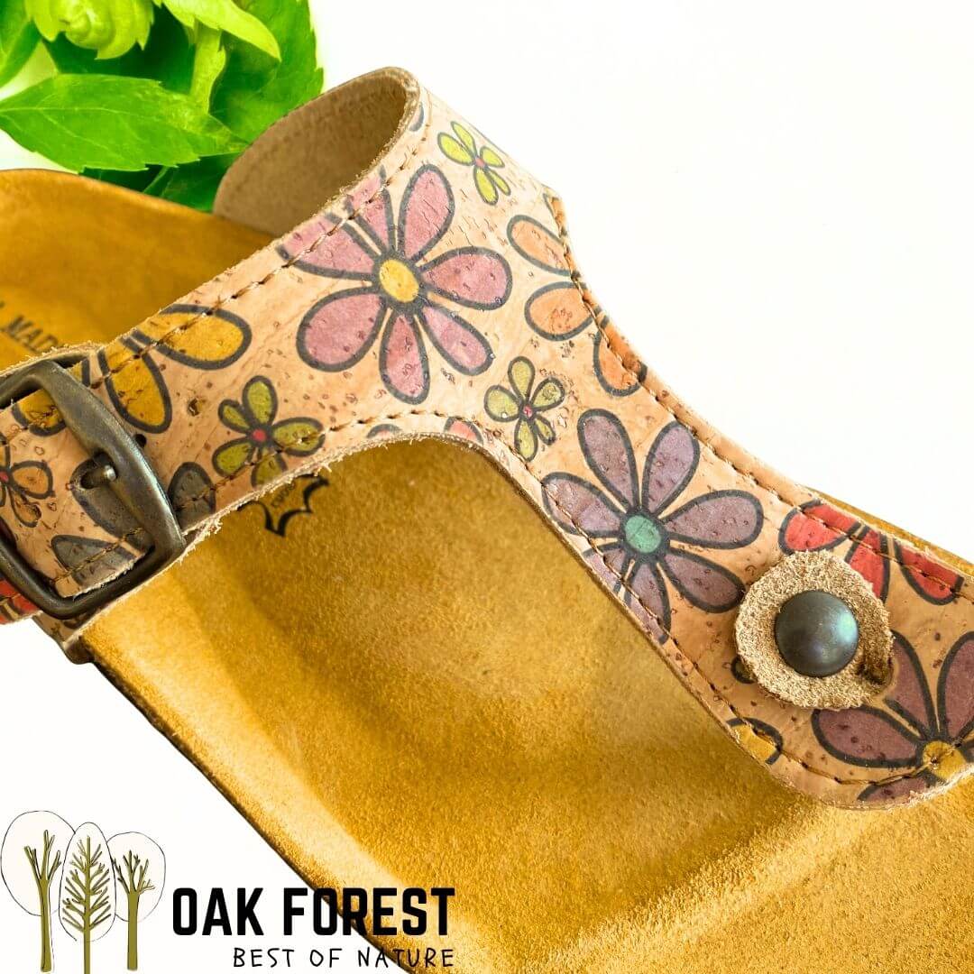Gros plan sur le motif floral peint sur liège naturel – Birk Flower Power